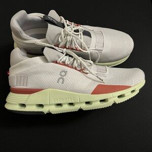 On Women’s Cloudnova Size 9